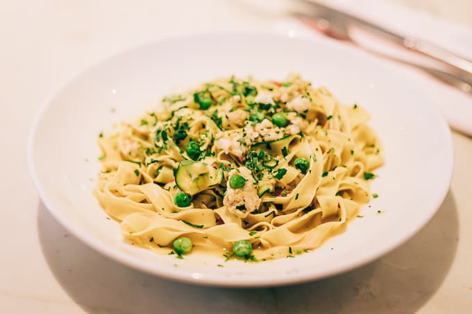 Linguine with crab, peas, and zucchini 
